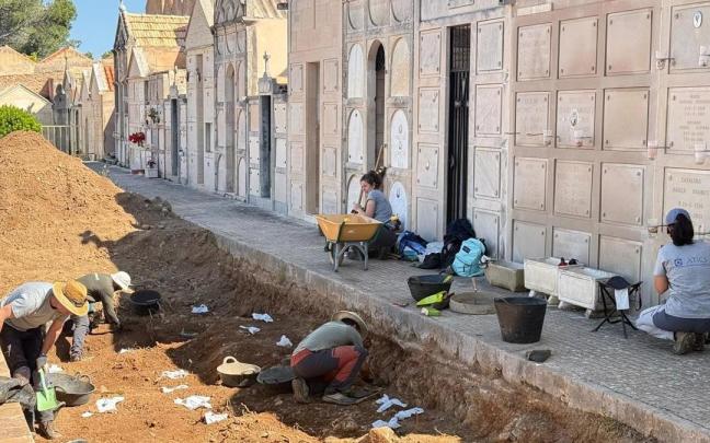 Trabajos de exhumación de fosas en el cementerio de Son Servera.