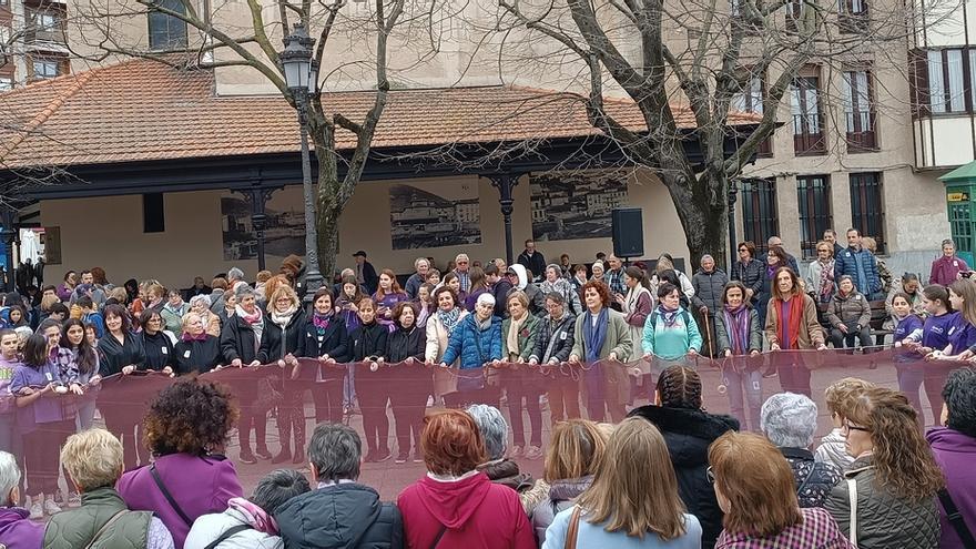 Decenas de mujeres se sumaron a la actividad ‘Sosteniendo Nuestras Redes’ celebrada en el parque central de Santurtzi.