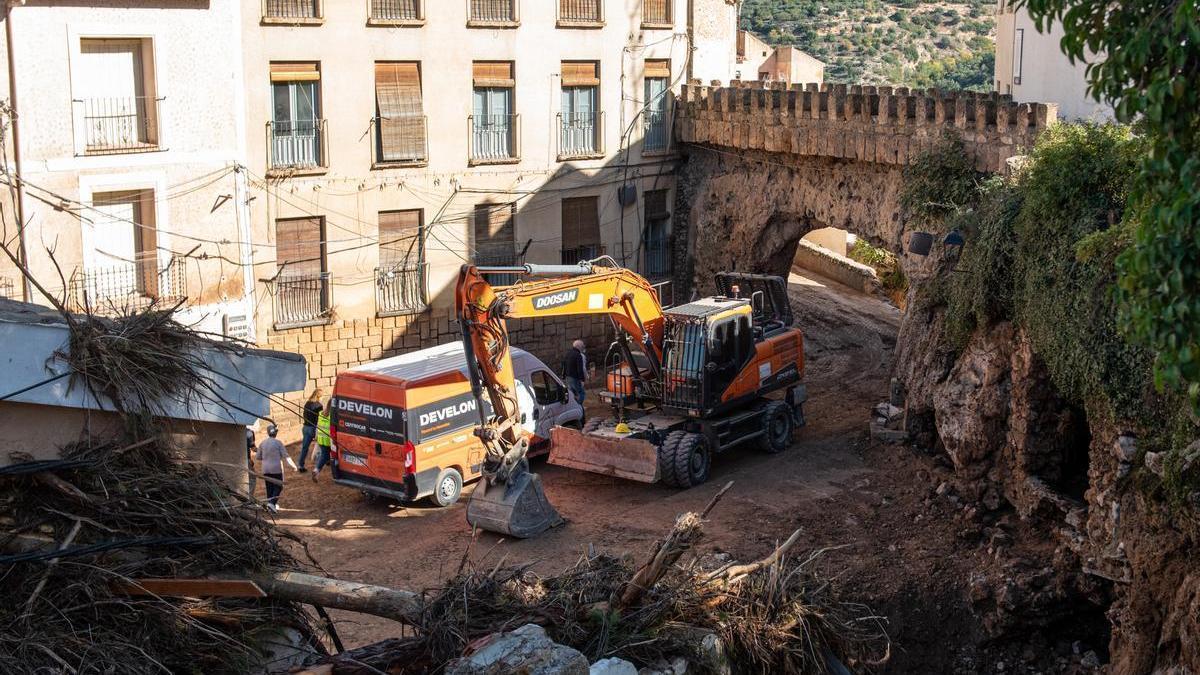 Vecinos y servicios de emergencia en la zona de las Ramblas de Letur.