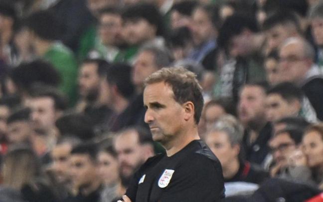 Jagoba Arrasate observa a sus jugadores durante el partido.