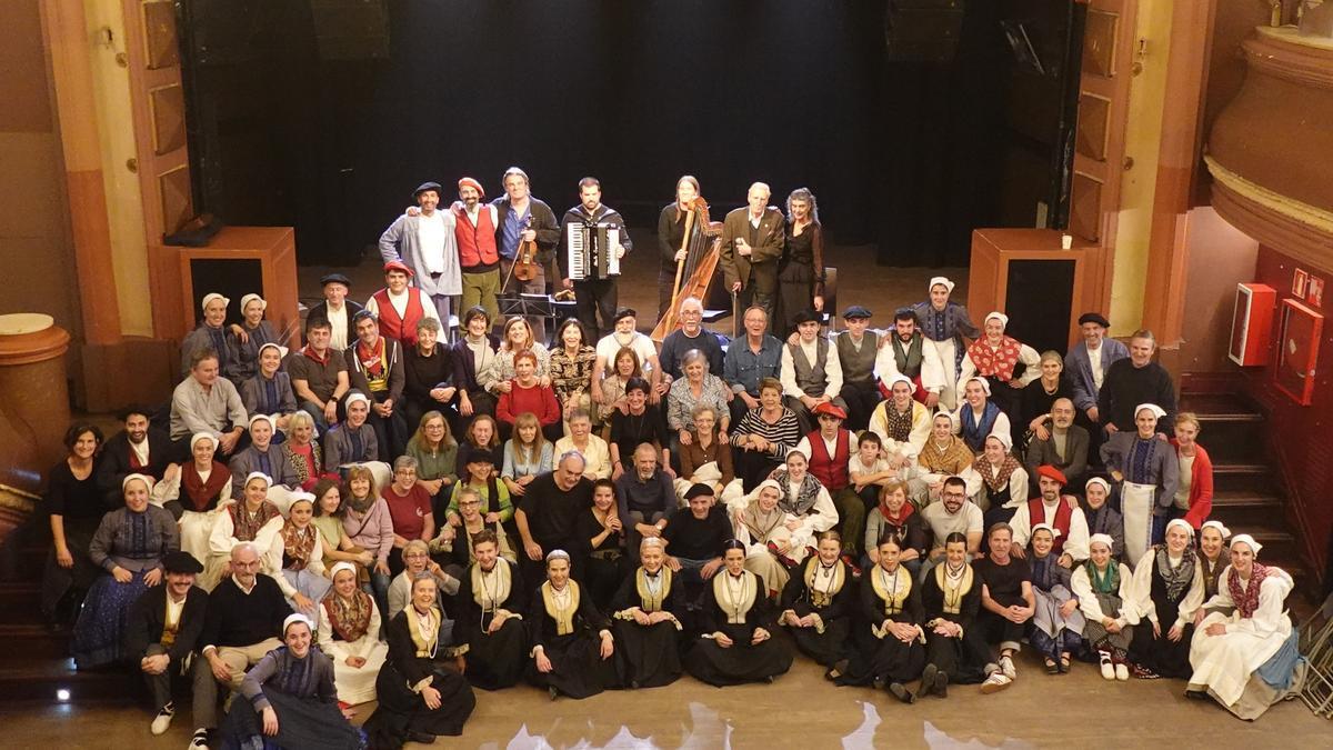 Eibarko Kezka Dantza Taldeko kideek Bilboko Kafe Antzokiaren 30. urteurrenaren ospakizunetan parte hartu zuten.