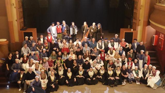 Eibarko Kezka Dantza Taldeko kideek Bilboko Kafe Antzokiaren 30. urteurrenaren ospakizunetan parte hartu zuten.