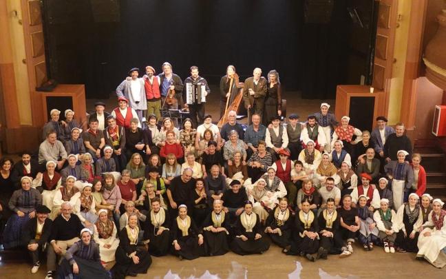 Eibarko Kezka Dantza Taldeko kideek Bilboko Kafe Antzokiaren 30. urteurrenaren ospakizunetan parte hartu zuten.