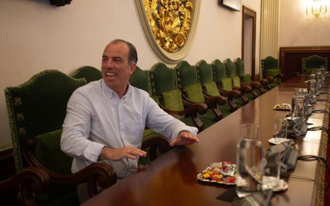 Carlos García Adanero, en su escaño de concejal en el Ayuntamiento de Pamplona