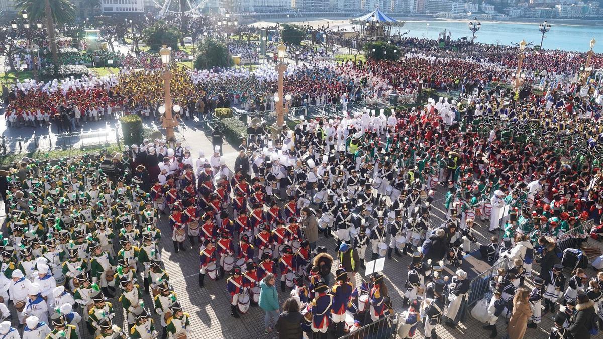 Todos los participantes en la plaza del Ayuntamiento.
