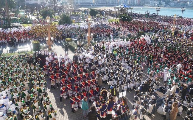Todos los participantes en la plaza del Ayuntamiento.