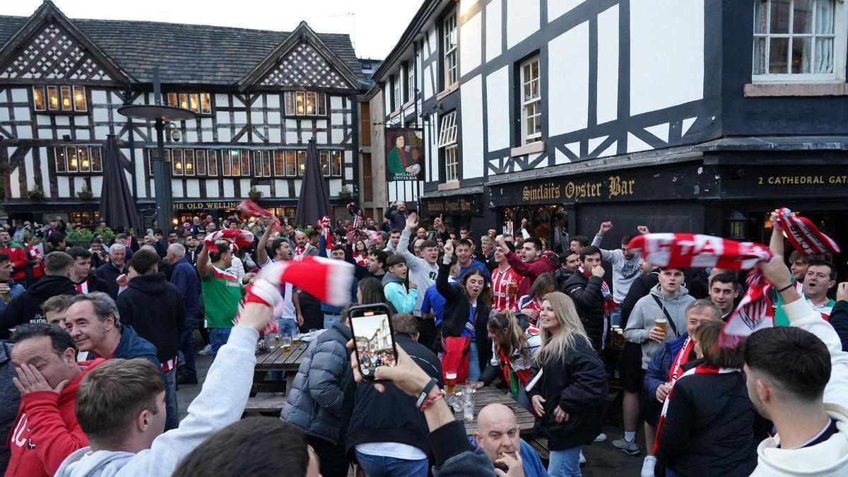 La afición del Athletic ha ido dejándose notar por las calles de Mánchester desde primera hora de la tarde de este miércoles.