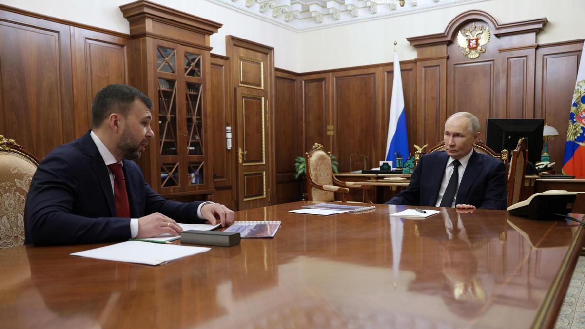 El líder prorruso de Donetsk, Denís Pushilin, y el presidente de Rusia, Vladimir Putin, durante su reunión en el Kremlin.