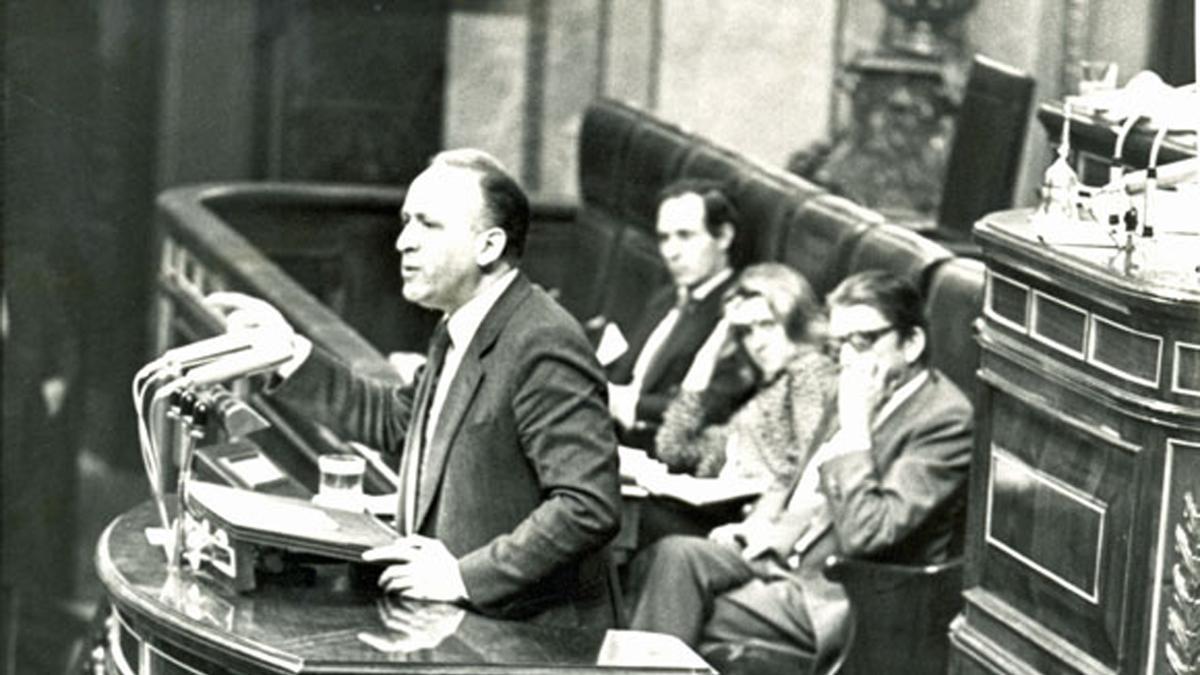Xabier Arzalluz en la tribuna de oradores durante el debate en el Congreso. Xabier Arzalluz en la tribuna de oradores durante el debate en el Congreso.