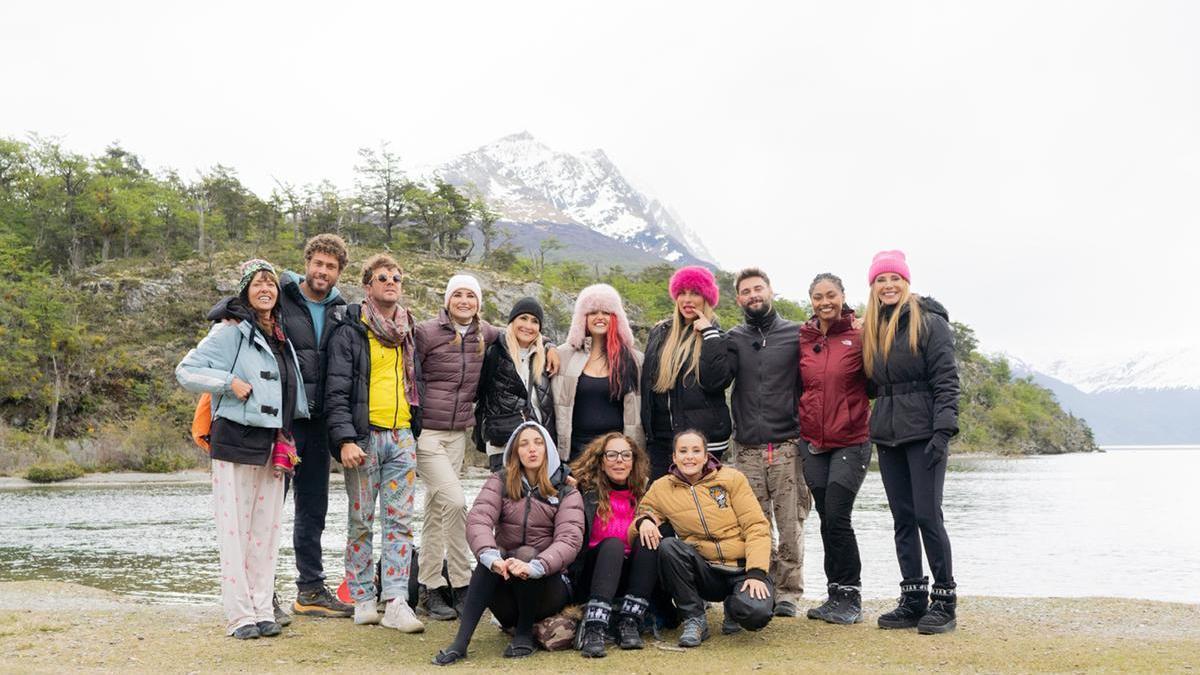 Imagen de familia de los participantes en ‘Hasta el fin del mundo’ junto a la presentadora Paula Vázquez.