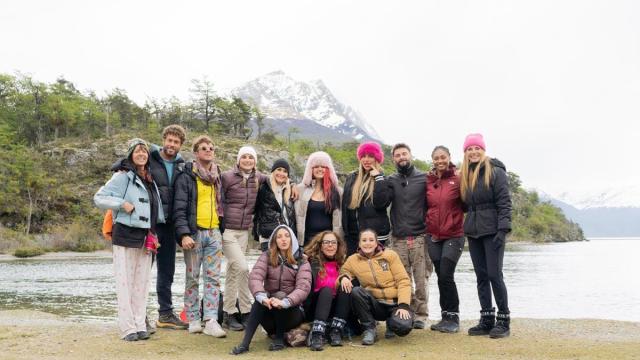 Imagen de familia de los participantes en ‘Hasta el fin del mundo’ junto a la presentadora Paula Vázquez.