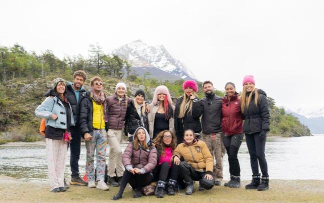Imagen de familia de los participantes en ‘Hasta el fin del mundo’ junto a la presentadora Paula Vázquez.