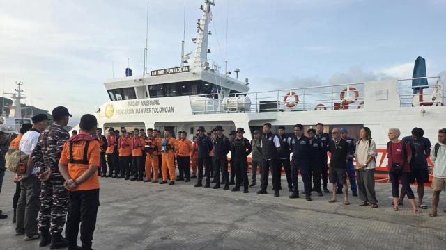 Integrantes de equipos de búsqueda de Indonesia forman durante un operativo en Labuan Bajo.