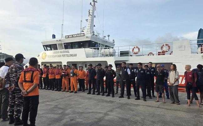Integrantes de equipos de búsqueda de Indonesia forman durante un operativo en Labuan Bajo.