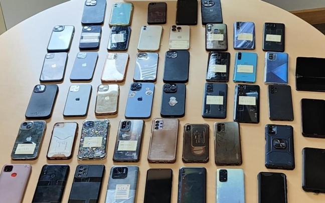 Teléfonos móviles recuperados a unos detenidos en Sanfermines.