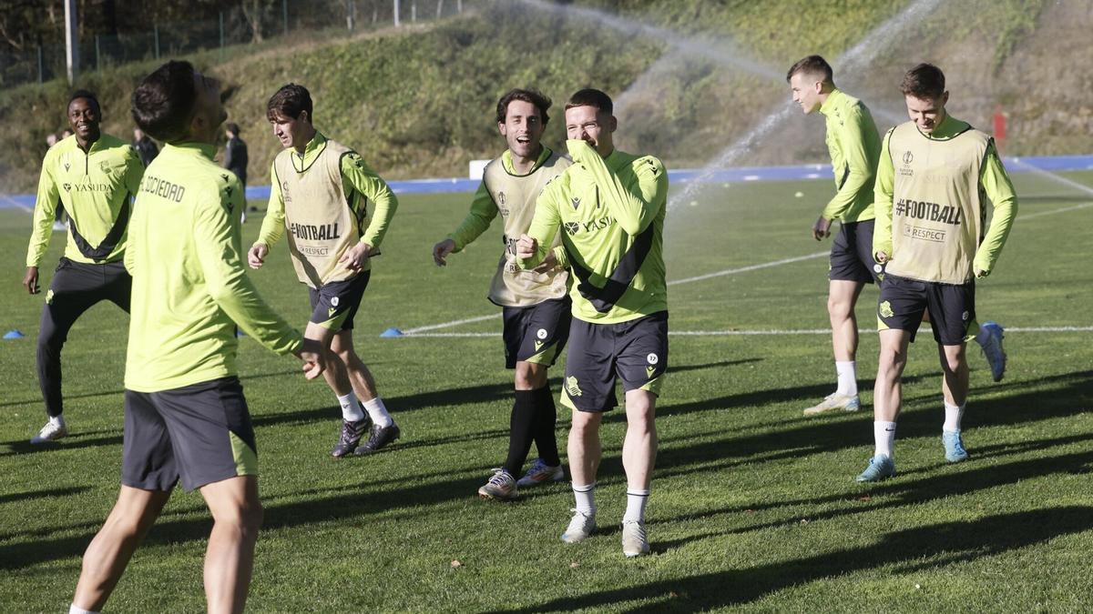 Los jugadores de la Real, durante un entrenamiento en Zubieta. / JAVIER COLMENERO