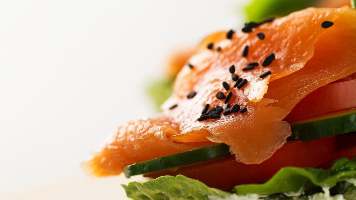 Rodaja de salmón ahumado.