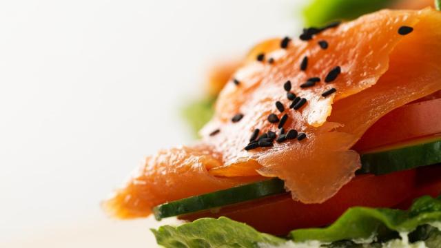 Rodaja de salmón ahumado.