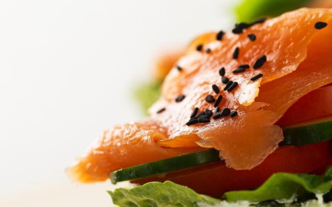 Rodaja de salmón ahumado.