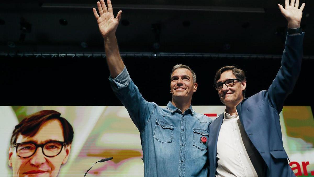 Sánchez arropa a Illa en el acto del PSC en Vilanova i la Geltrú.