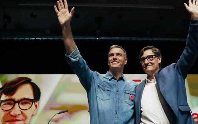 Sánchez arropa a Illa en el acto del PSC en Vilanova i la Geltrú.