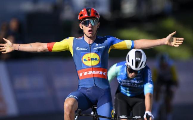 Thibau Nys festeja la victoria por delante de Vendrame