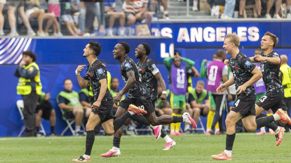 Los jugadores de la selección canadiense que ha conseguido el pase a octavos de final del Mundial 2026