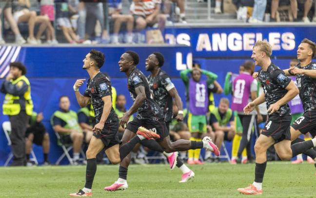 Los jugadores de la selección canadiense que ha conseguido el pase a octavos de final del Mundial 2026