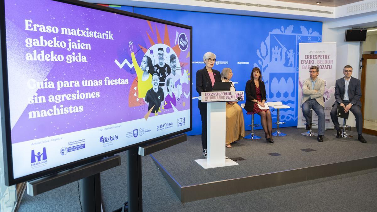 La directora de la Emakunde, Miren Elgarresta, en la presentación de la campaña de sensibilización en fiestas.