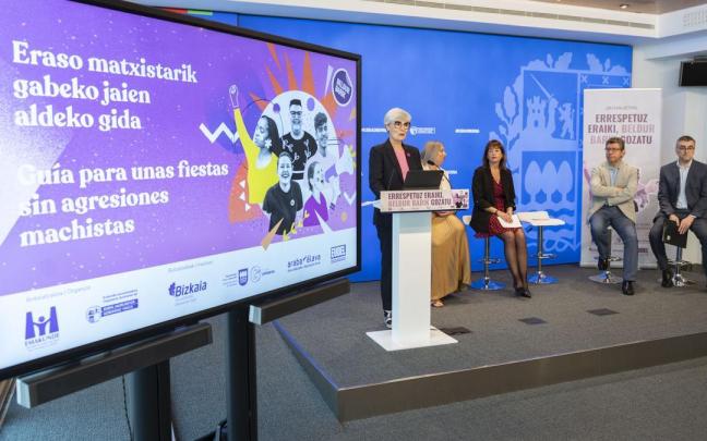 La directora de la Emakunde, Miren Elgarresta, en la presentación de la campaña de sensibilización en fiestas. / GAIZKA UCEDA La directora de la Emakunde, Miren Elgarresta, en la presentación de la campaña de sensibilización en fiestas.
