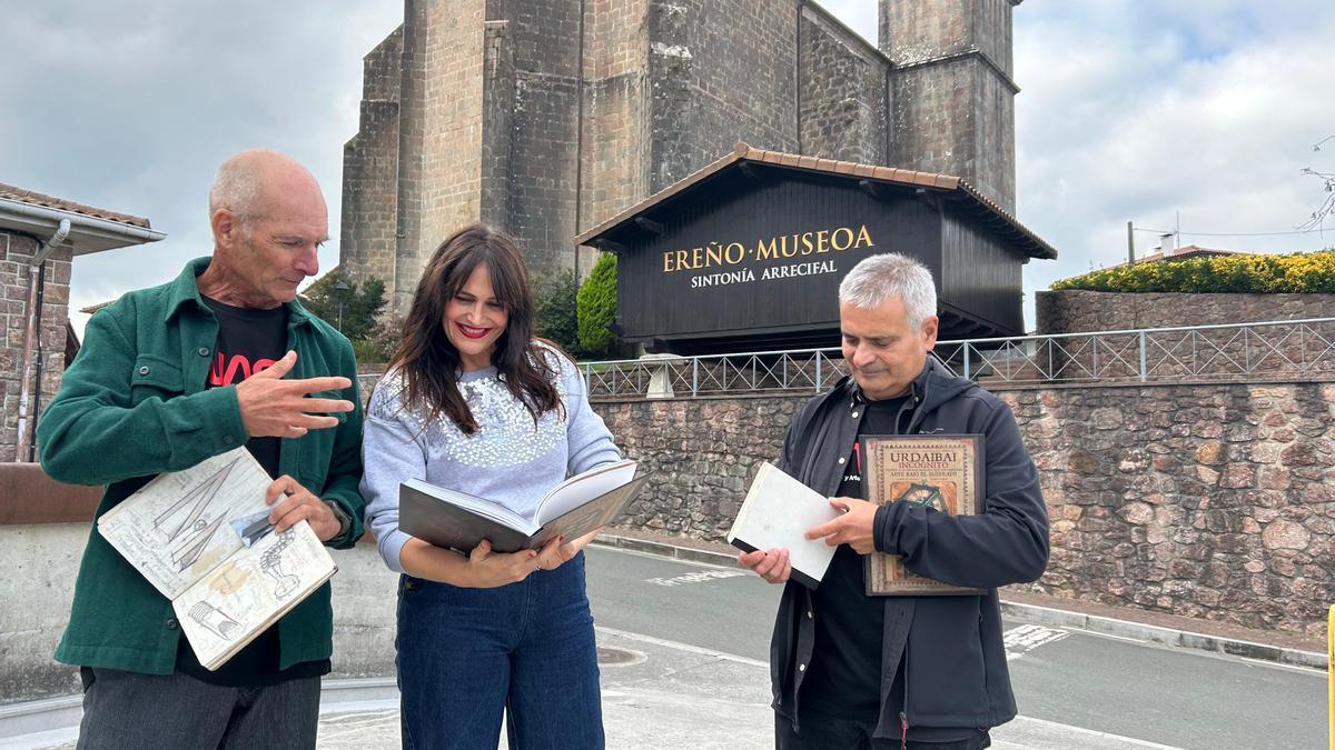 Alberto Palomera y Rober Garay junto a Leixuri Arrizabalaga en la presentación.
