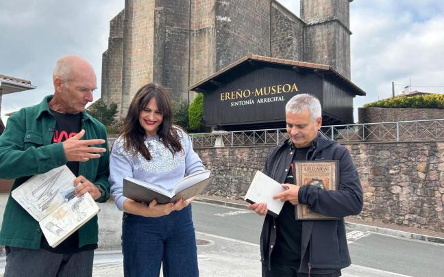Alberto Palomera y Rober Garay junto a Leixuri Arrizabalaga en la presentación.