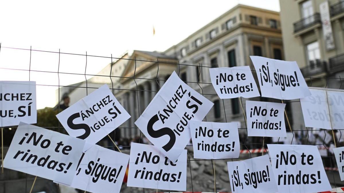 Pancartas durante una manifestación en apoyo a Pedro Sánchez.