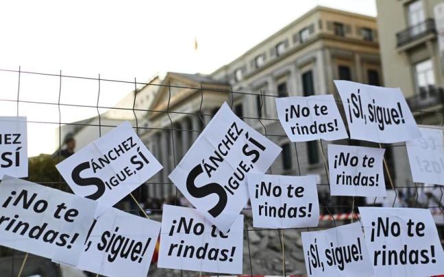Pancartas durante una manifestación en apoyo a Pedro Sánchez.