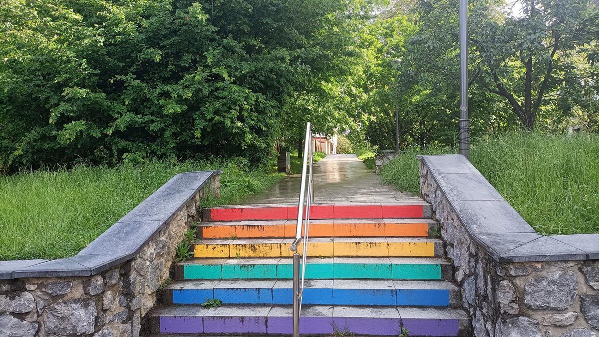 Escalera con los colores de la bandera LGTBI