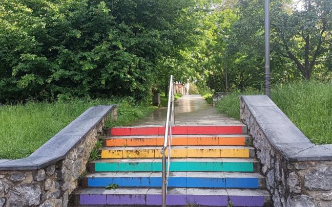 Escalera con los colores de la bandera LGTBI