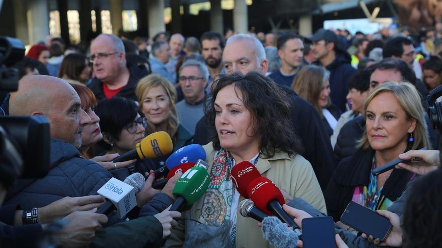 Ana Esther Furundarena atiende a los medios durante la manifestación celebrada en Bilbao.