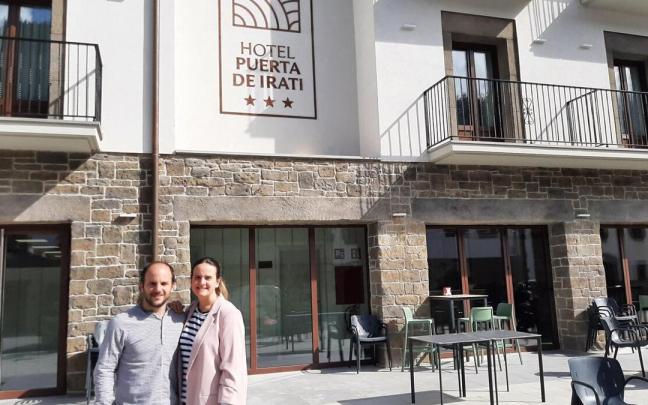 Rubén Carmona y Edurne Iturria, ante su hotel Rubén Carmona y Edurne Iturria, ante su hotel