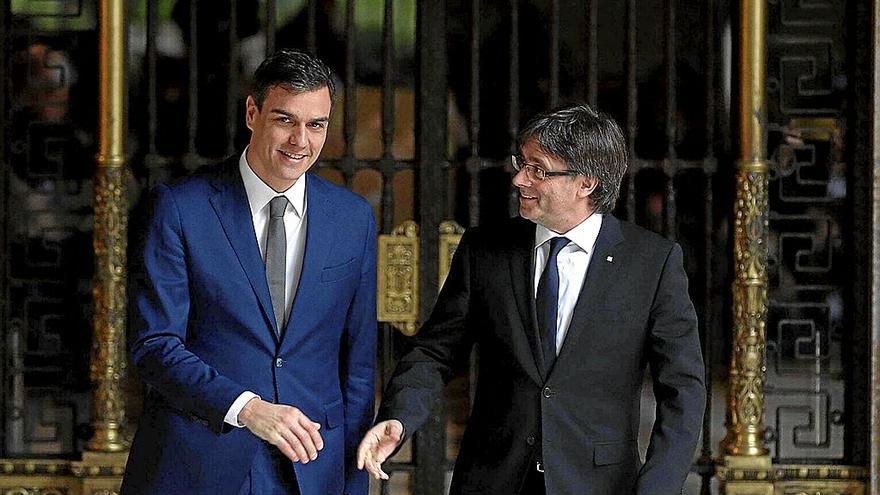 El socialista Pedro Sánchez, con el entonces president Carles Puigdemont, en un encuentro de 2016.