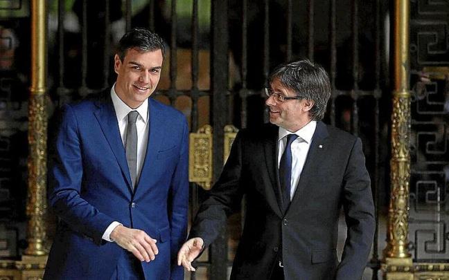 El socialista Pedro Sánchez, con el entonces president Carles Puigdemont, en un encuentro de 2016. El socialista Pedro Sánchez, con el entonces president Carles Puigdemont, en un encuentro de 2016.