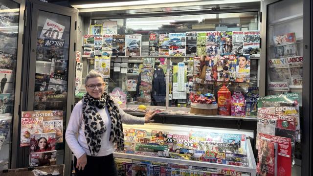 Raquel Gonçalves tomó las riendas del negocio el 2 de enero de 1999, y veintisiete años después bajará la persiana para siempre . Foto: A.M.S.