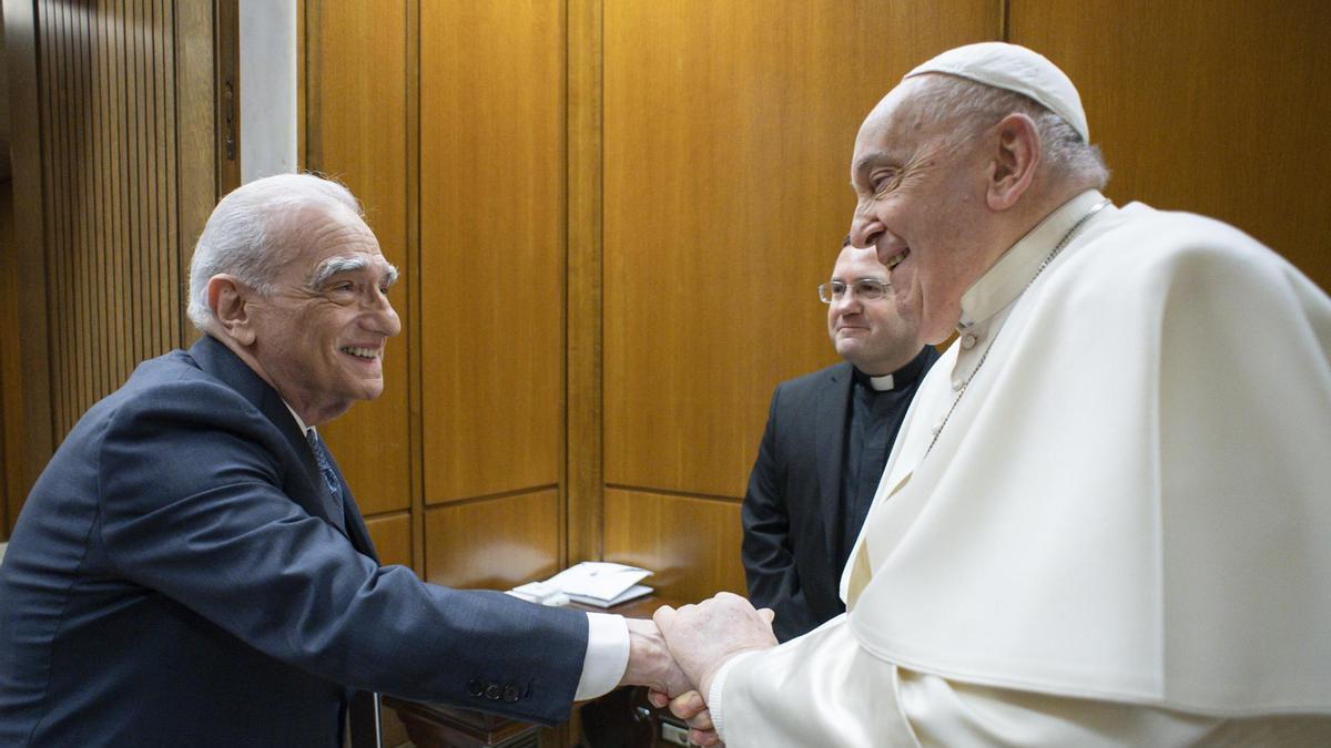 Martin Scorsese se reúne con el papa Francisco en el Vaticano.