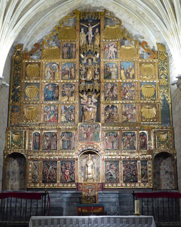 En el interior de la iglesia de Andra Mari destaca su retablo