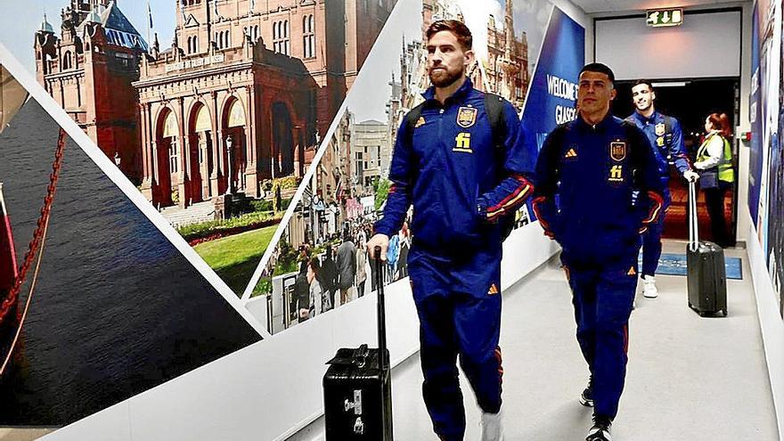 Iñigo Martínez, en su llegada a Glasgow con la selección española. | FOTO: RFEF