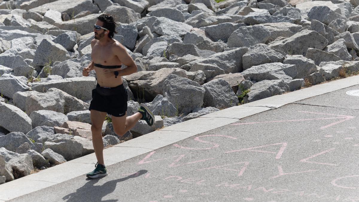 Un hombre corre por las calles de Madrid.