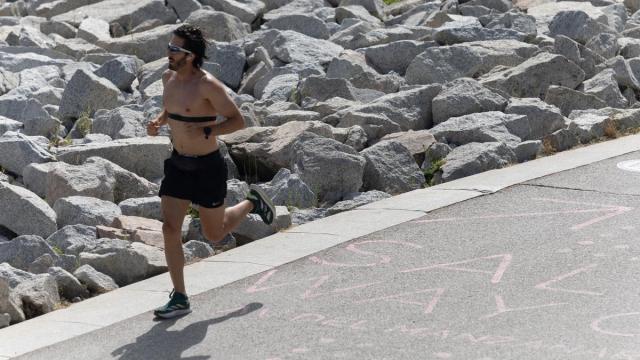 Un hombre corre por las calles de Madrid.