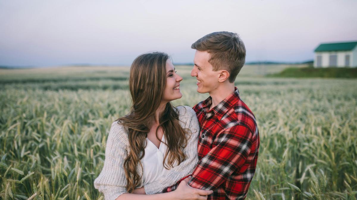 Una pareja pasa tiempo en el campo