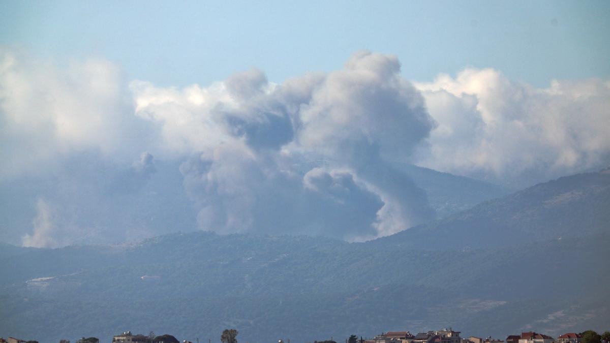 El humo se eleva tras un ataque israelí en el sur del Líbano, visto desde el lado israelí de la frontera.