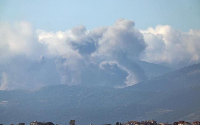 El humo se eleva tras un ataque israelí en el sur del Líbano, visto desde el lado israelí de la frontera.