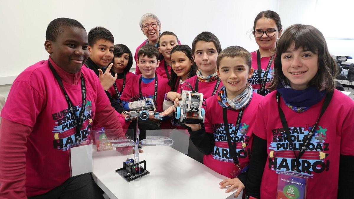 Maritxu y sus alumos de Fleming Ikastetxea, en Villabona, contentos tras su participación.